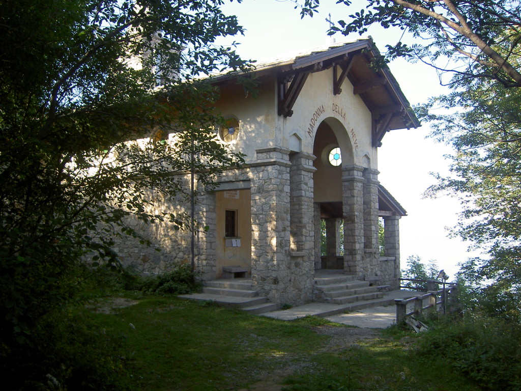 Esterno della chiesa della Madonna della Neve al Mottarone Vetta