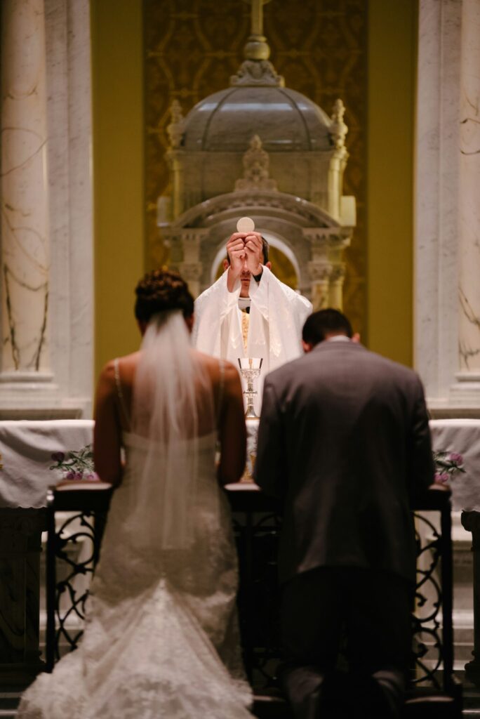 Sposi cristiani durante la Messa