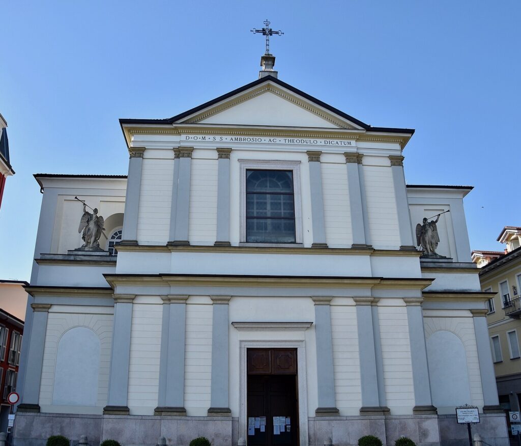 Fotografia della facciata della chiesa arcipreturale dei Ss. Ambrogio e Teodulo in Stresa