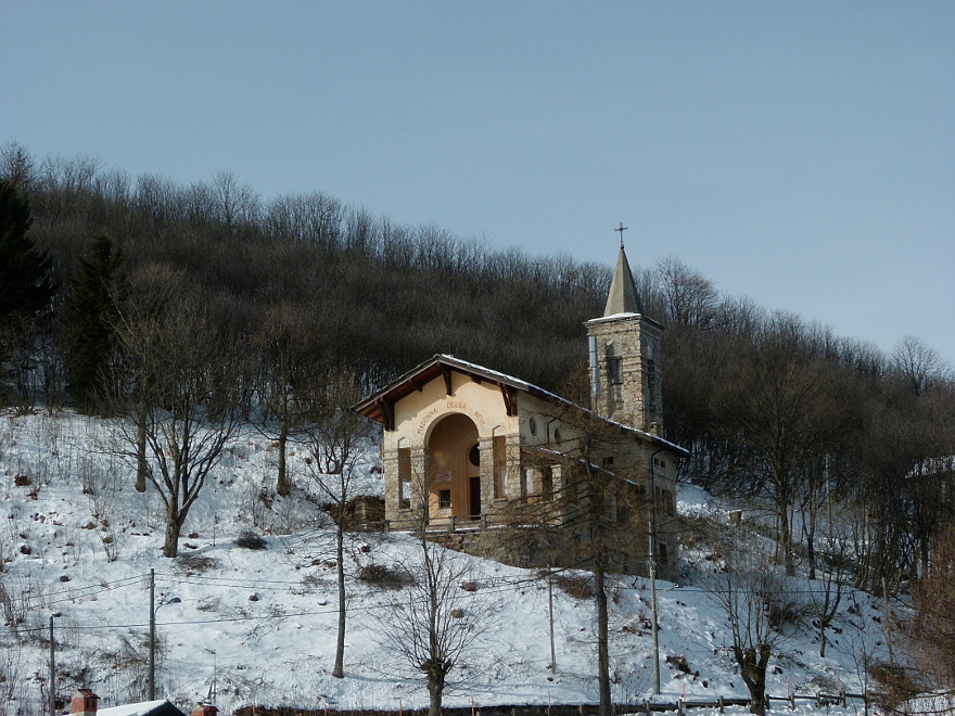 Veduta del panorama innevato del Mottarone con la chiesa della Madonna della Neve
