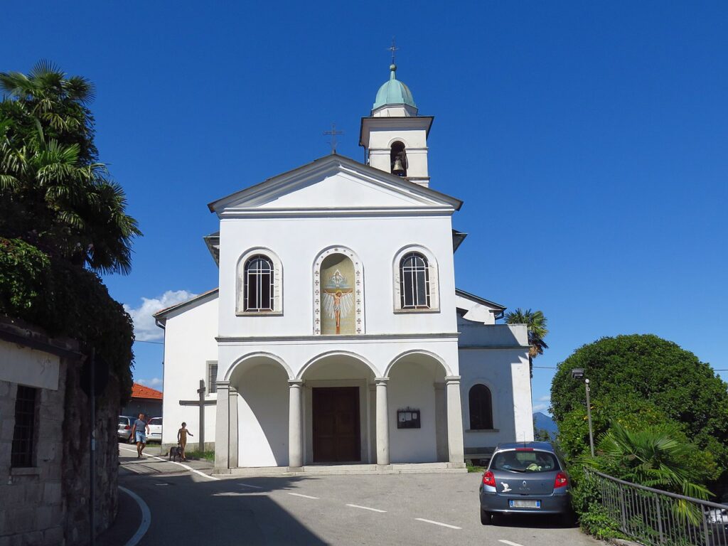 Foto della facciata della chiesa parrocchiale di Brisino